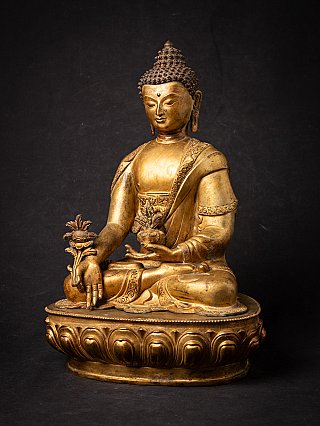 Bronze des Medizinbuddha aus Nepal, Dreiviertelansicht von vorn auf Lotossockel