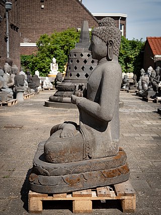 Zittend Boeddhabeeld van lavasteen uit Indonesië, linker zijaanzicht met handen voor de borst