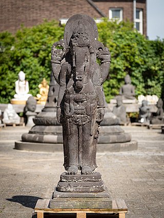 Groot lavastenen Ganesha-beeld uit Indonesië, staand op sokkel, vooraanzicht