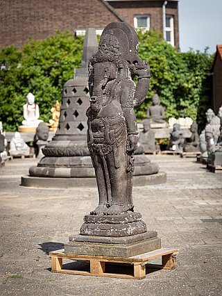 Lavastenen Ganesha-beeld, driekwartaanzicht van rechts met zicht op sokkel