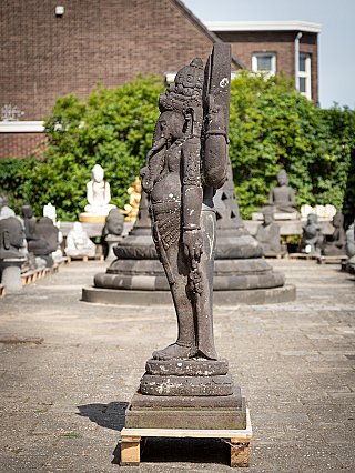 Indonesisch lavastenen Ganesha-beeld, zijaanzicht links met slurf en arm