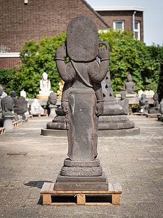 Staande Ganesha in lavasteen, achteraanzicht met rugplaat en sokkel