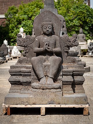 Lavastenen Boeddhabeeld uit Indonesië, zittend met dharmachakra mudra, vooraanzicht op troon