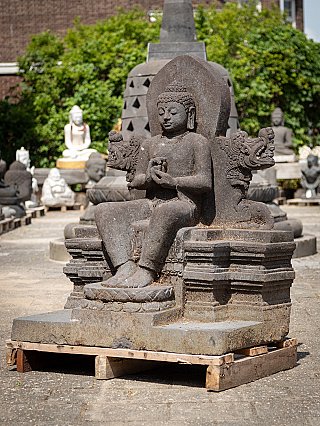 Indonesisch lavastenen Boeddhabeeld, zittend met dharmachakra mudra, driekwartaanzicht links