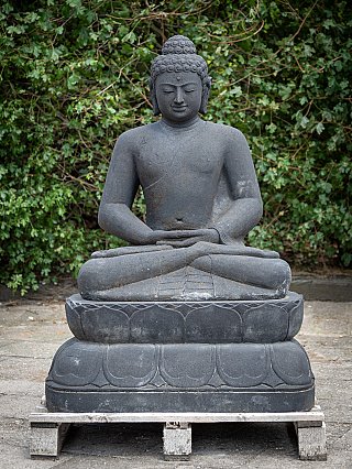 Lavastenen Boeddhabeeld uit Indonesië, zittend in dhyana mudra op lotusvoet, vooraanzicht