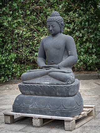Indonesisch lavastenen Boeddhabeeld in meditatiehouding, driekwartaanzicht van rechts