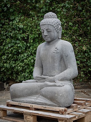 Buddha-Statue aus Lavastein aus Indonesien in Meditationshaltung, Dreiviertelansicht links
