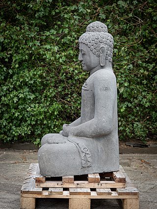 Indonesische Buddha-Statue aus Lavastein, sitzend, linke Seitenansicht mit Händen im Schoß