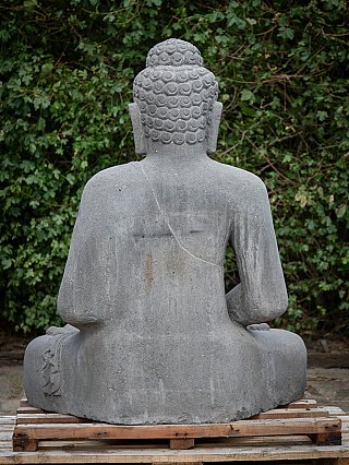 Große sitzende Buddha-Statue aus Lavastein, Rückansicht mit Rücken und Lockenhaar