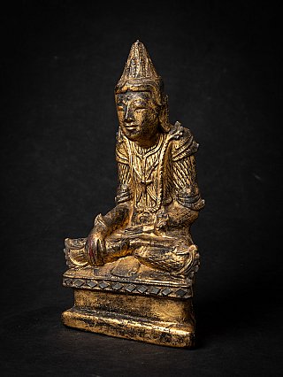 Hölzerne burmesische Shan-Buddha-Statue auf Sockel, Dreiviertelansicht von links