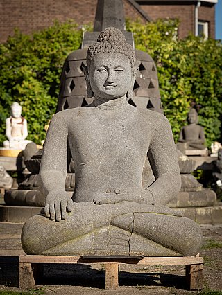 Indonesische Buddha-Statue aus Lavastein, sitzend in Bhūmisparśa-Mudrā, Frontalansicht