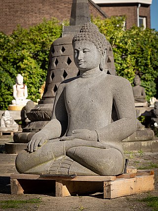 Große indonesische Buddha-Statue aus Lavastein in Dreiviertelansicht von links