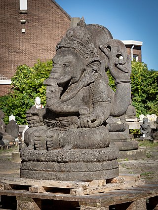 Ganesha-Statue aus indonesischem Lavastein, sitzend, Dreiviertelansicht von links