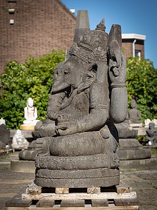 Sitzende Ganesha-Statue aus Lavastein, Indonesien, linke Seitenansicht mit Rüsselprofil