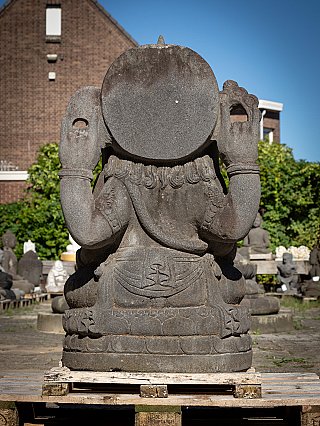 Ganesha-Statue aus Lavastein, Indonesien, Rückansicht mit Rückenornament und Stele