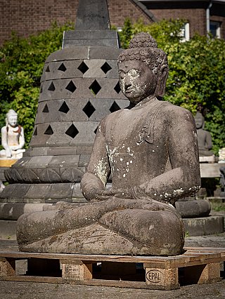 Indonesische lavastenen Boeddha in meditatiehouding, driekwartaanzicht links