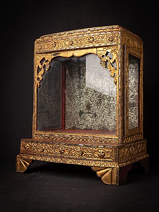 Houten Mandalay-periode tempelshrine uit Myanmar in driekwartaanzicht met glazen ruiten