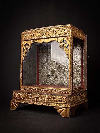 Birmese houten shrine met vergulde lijst, glas en zicht op de openstaande zijkant