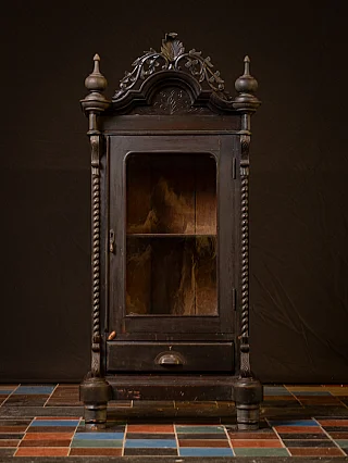 Antiker Holz-Tempelschrank aus Burma (Myanmar) mit Glastür, Frontalansicht