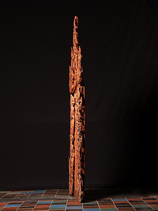 Houten spiegel uit Birma (Myanmar), smal zijaanzicht met diepte van het snijwerk