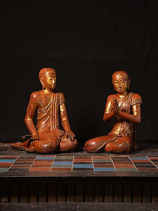 Paar hölzerne Mönchs-Statuen aus Burma (Myanmar), sitzend, Namaskara-Mudra, Dreiviertelansicht