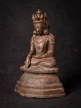 Arakan bronzen Boeddhabeeld uit Myanmar met kroon en sieraden, driekwartaanzicht