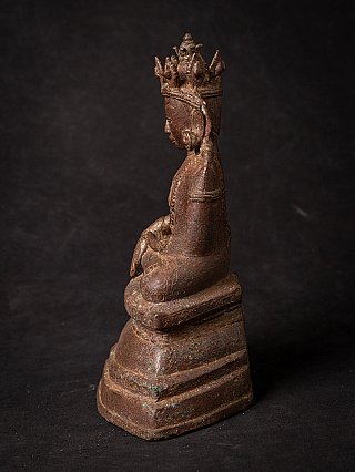 Bronzen Boeddhabeeld Arakan periode, Myanmar, zittend op hoge sokkel, linker zijaanzicht