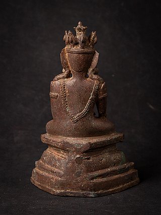 Achterzijde van bronzen Arakan Boeddhabeeld met kroon en ketting over de rug