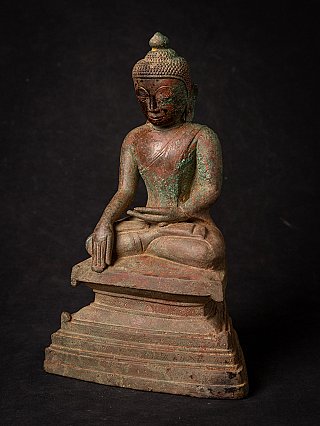 Ava-Buddha-Statue aus Bronze, Dreiviertelansicht mit gestuftem Sockel