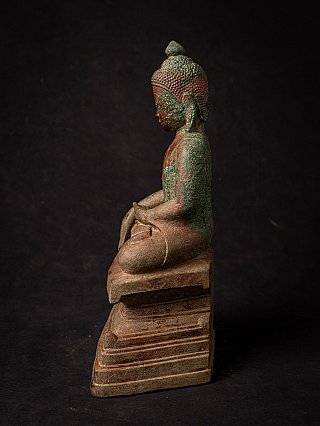 Bronze-Buddha-Statue aus Myanmar, Seitenansicht der sitzenden Figur auf hohem Sockel