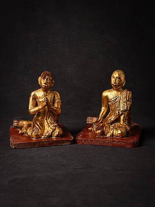 Paar Holz-Mönchsstatuen aus Burma (Myanmar) auf roten Sockeln, Frontalansicht