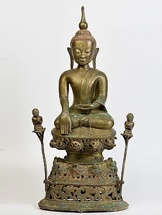 Burmesische Bronze-Buddha-Statue der Ava-Periode mit zwei Schülern, sitzend, Frontalansicht