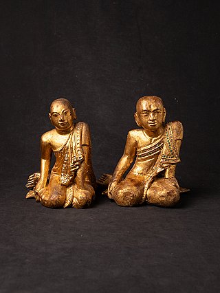 Zwei hölzerne Mönchsfiguren aus Myanmar mit Vergoldung, sitzend nebeneinander, Frontalansicht