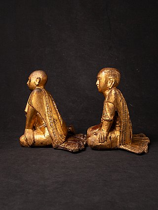 Zwei sitzende Holz-Mönchsfiguren aus Myanmar, Seitenansicht mit sichtbarem Überwurf