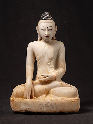Birmaans marmeren Boeddhabeeld, zittend in bhumisparsha mudra, frontaal aanzicht