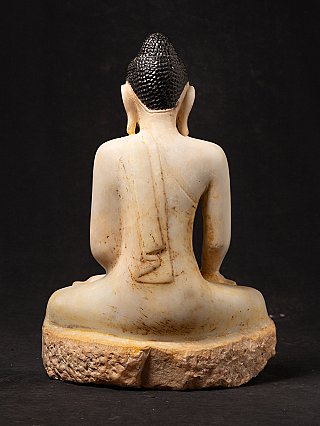 Marmeren Boeddha uit Myanmar, achteraanzicht met rugdetail en ruwe sokkelrand