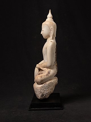 Burmesische Marmor-Buddha-Statue, sitzend, linke Seitenansicht mit rohem Sockelrand