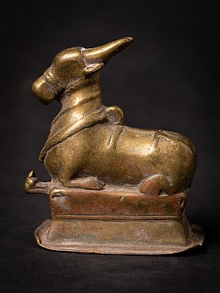 Bronze-Nandi-Stier auf Sockel, linke Seitenansicht mit Halsornament