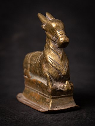 Indischer Nandi-Stier aus Bronze auf rechteckigem Sockel, Dreiviertelansicht von vorn