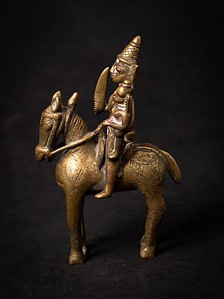 Indiaas bronzen ruiterbeeld op paard, zijaanzicht links met zwaard en ingegraveerde details