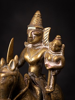 Detail van de ruiter op bronzen paard: hoofd in profiel en kleine figuur aan de zijkant