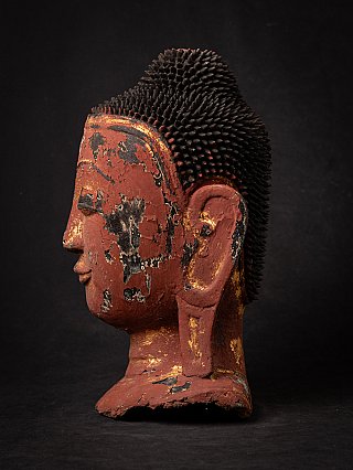 Boeddhahoofd uit Myanmar in lakwerk, linker zijaanzicht met oor en haarkrullen