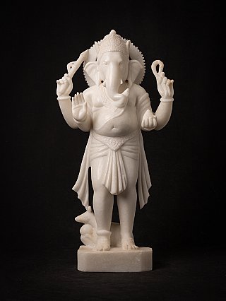 Marmeren Ganesha-beeld uit India op sokkel, staand en frontaal gefotografeerd