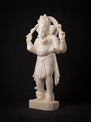 Ganesha-beeld van wit marmer, driekwartaanzicht met zicht op kroon en attributen