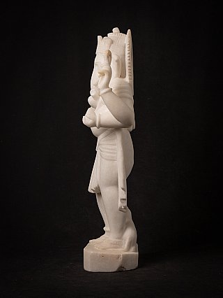 Staande marmeren Ganesha in zijaanzicht, met ronde achterplaat en gedrapeerd kleed