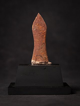 Buddha statue amulet from Burma (Myanmar), rear view with flat back and pointed top
