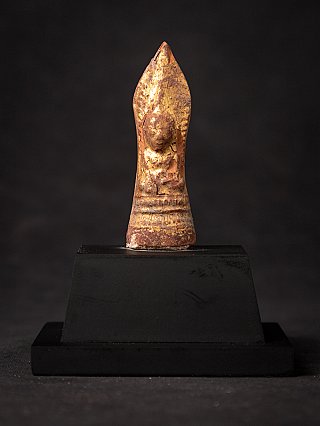 Houten Birmaanse Boeddha-amulet met goudkleurige afwerking, frontaal op zwarte sokkel