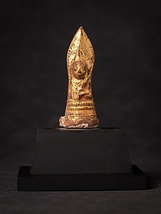 Birmese houten Boeddha-amulet met bladgoud op zwarte sokkel, vooraanzicht