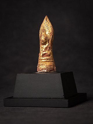 Houten Boeddha-amulet uit Burma met vergulding, driekwartaanzicht links