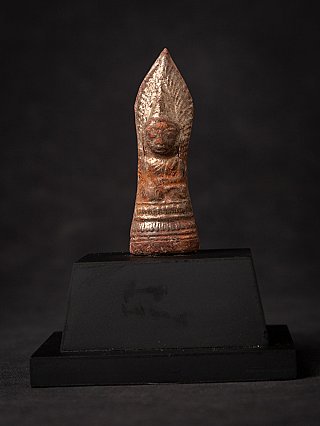 Hölzernes Buddha-Amulett aus Burma (Myanmar), Shan-Stil, Vorderansicht auf schwarzem Sockel